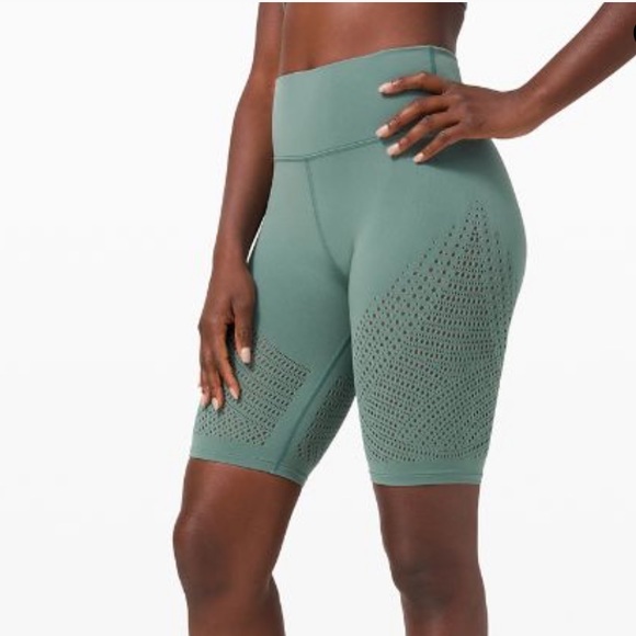 Lululemon Reveal Bike Shorts Sz.4 - Picture 1 of 11